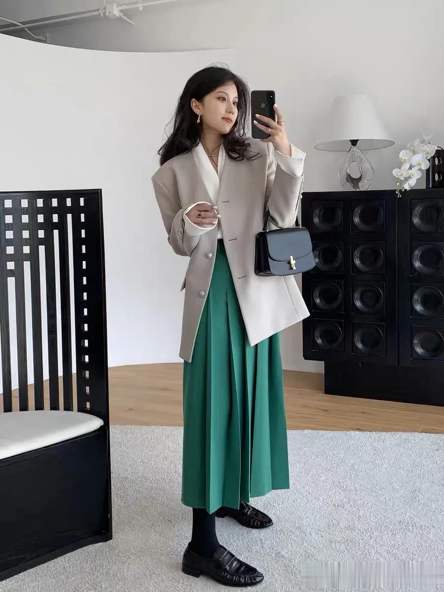 35+梨形身材的5G入秋穿搭。
#Fashion潮搭# #女性服装搭配# #秋季