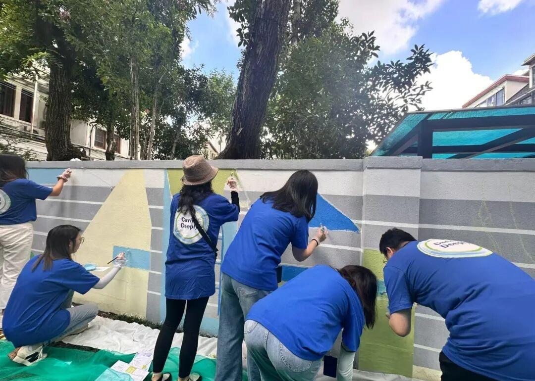 【梧桐树下开启艺术接力，社企联动共绘靓丽风景】近日，楼宇企业渤健生物的20余名企