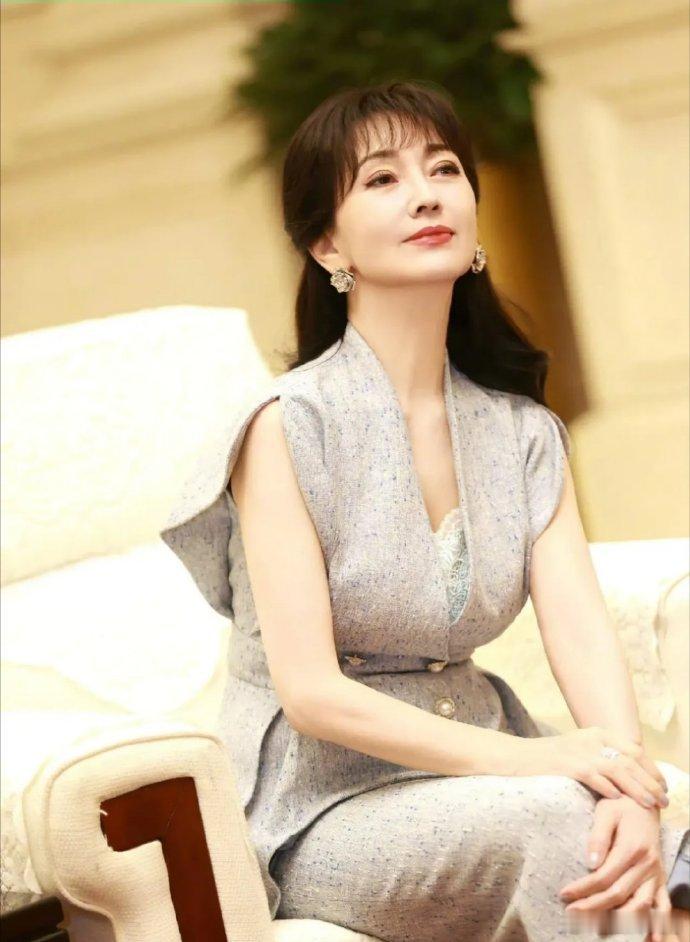 71 岁赵雅芝，优雅不老。综艺商演不停，年超八十场，直播至深夜，为事业全力拼搏，