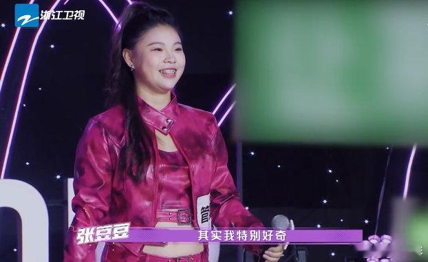 #奥运冠军管晨辰谈退役原因##上场吧啦啦队#管晨辰在舞台上的真诚回应，让我们看到
