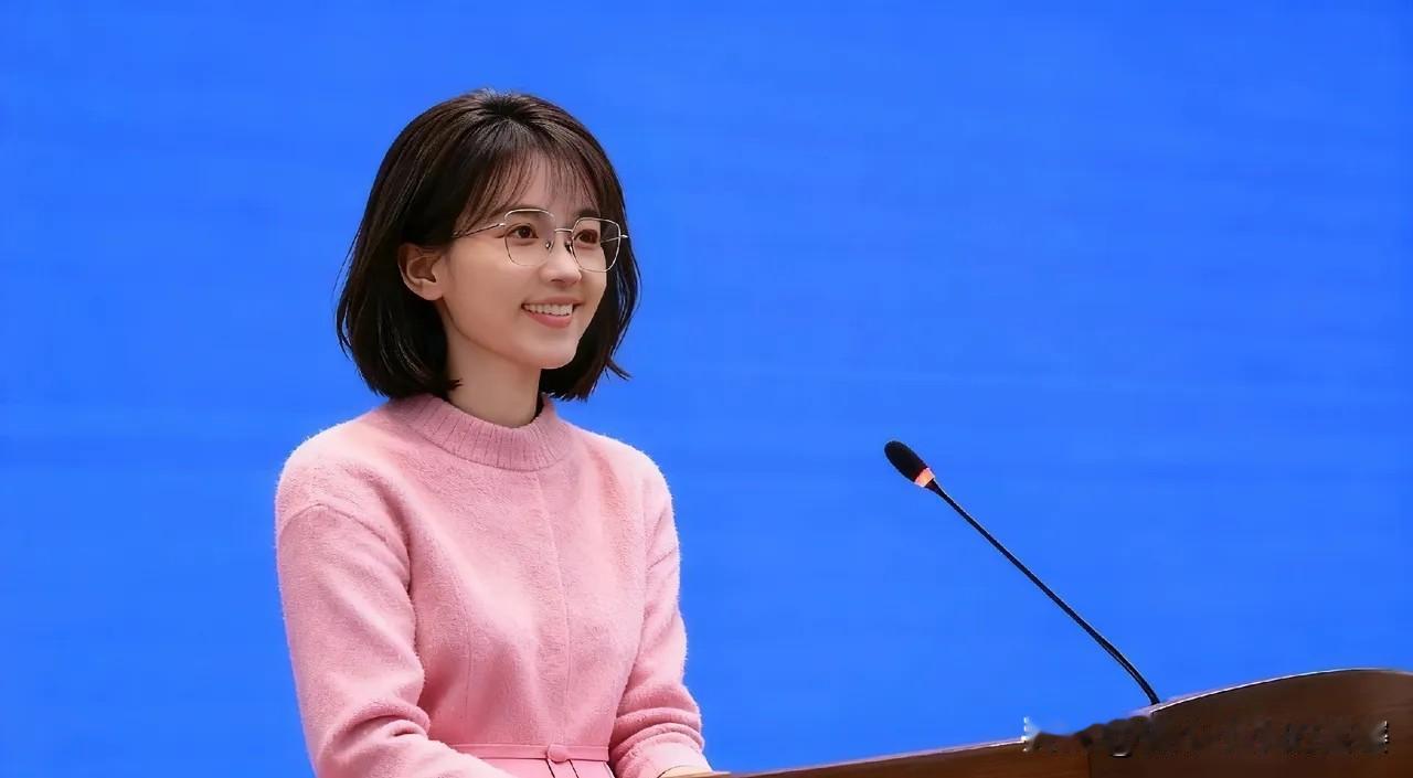 谁懂啊！19岁第一次面对省市领导发言，腿肚子都在偷偷打颤！
 



上台前手心