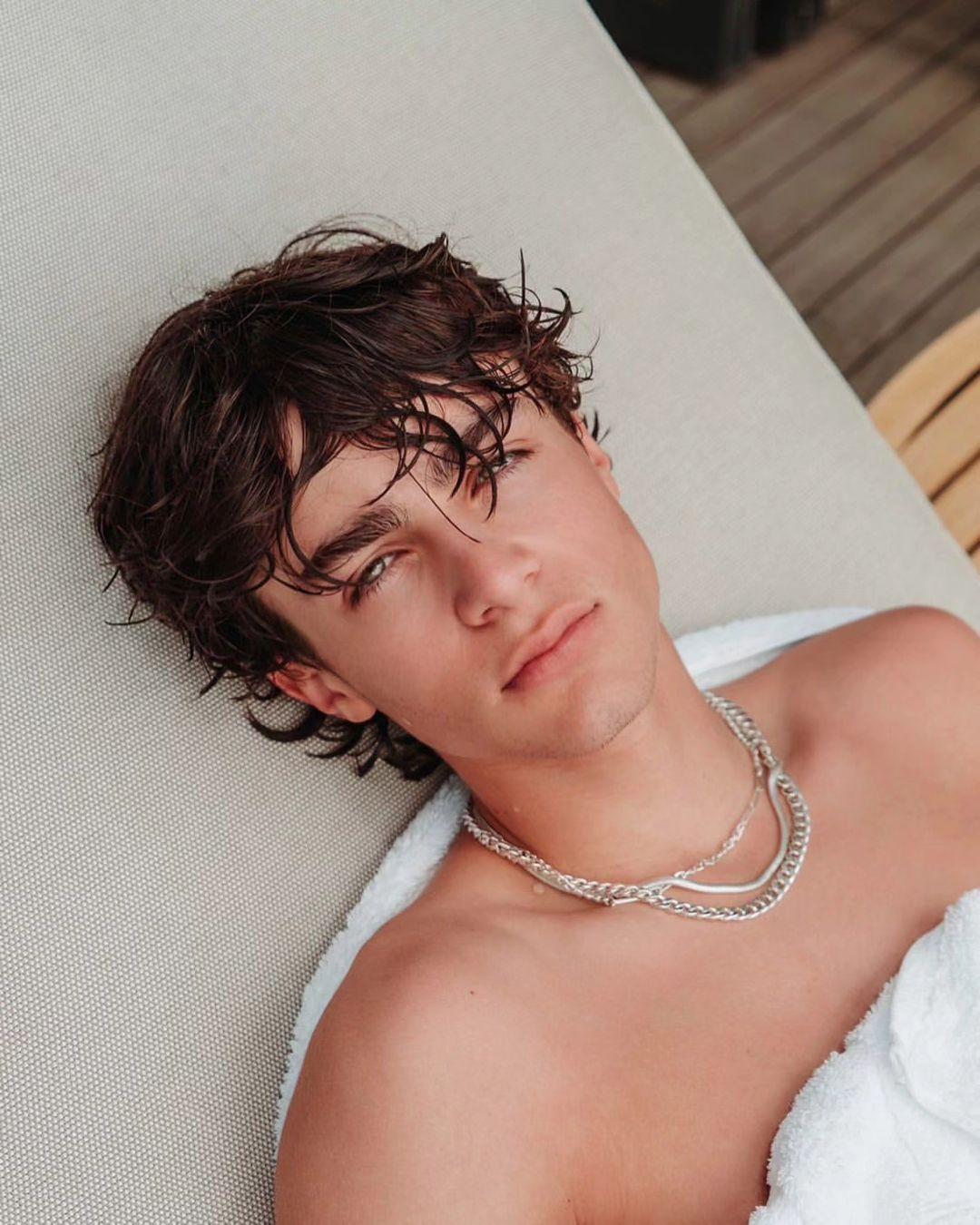 十七岁的Avi Samuel Angel 有着一张鲜嫩的网红脸，就像一个可爱的 