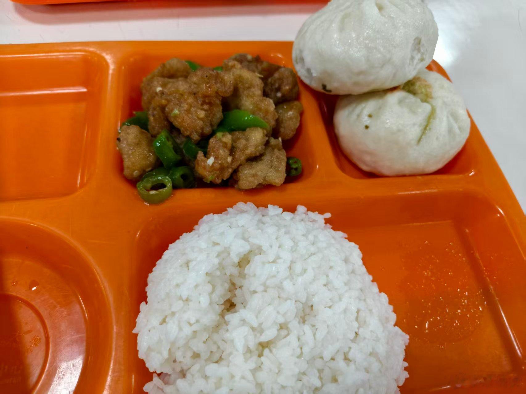 今天晚饭终于吃上口肉了(´▽`ʃƪ)  ​​​