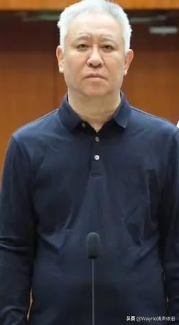 一边是无期徒刑，另一边，拿着“技术性离婚”转移出来的500亿，在大洋彼岸搂着小男