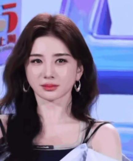这是黄奕吗？
第一张看成了柳岩，第二张看成了杨紫。