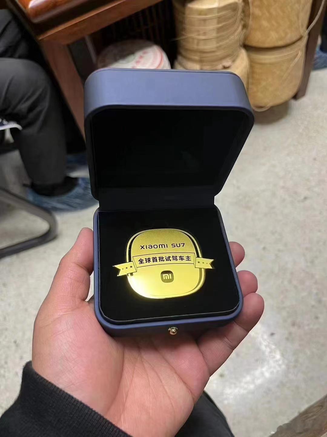 小米Su7试驾伴手礼，一块金色的纪念牌。这应该是第一批订车参与试驾的才能拥有吧！