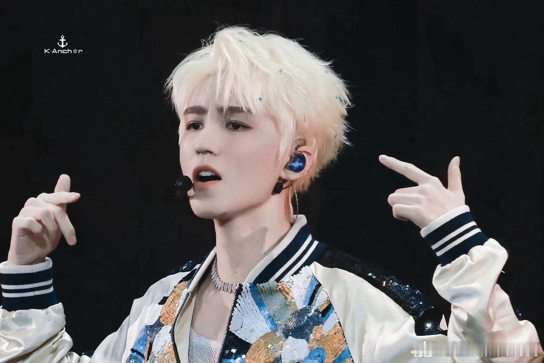 王俊凯演唱会脱了 王俊凯演唱会脱外套也太绝了！格纹外套一脱舞台张力直接拉满，浅金