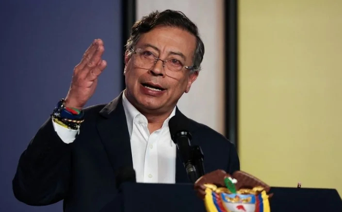 【哥伦比亚总统称美国应交还马杜罗 让委内瑞拉法官审判他】美国强行掳走马杜罗夫妇，