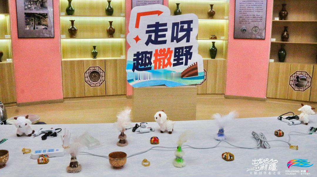 在阿克陶被美景硬控一整天 红山谷与五彩山藏着岁月雕琢的浪漫，山体铺满深浅不一的红