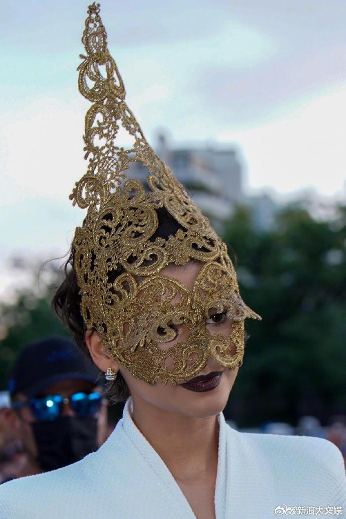 赞达亚太会穿了赞达亚神级造型 8日，赞达亚亮相《奥德赛》巴黎首映礼，修身复古礼服