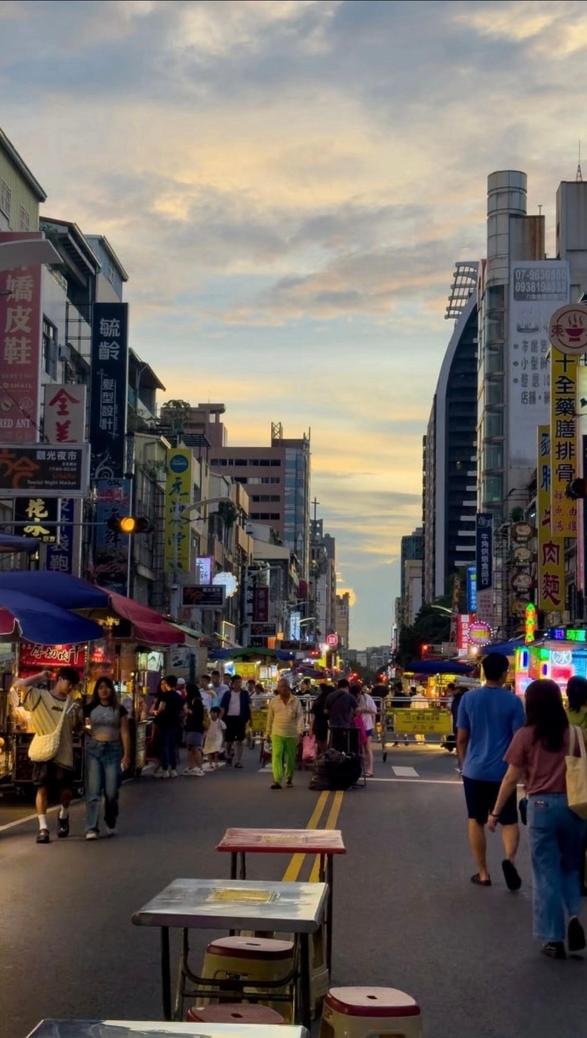 很慶幸我活在一個有夜市，時刻有宵夜買的時代 