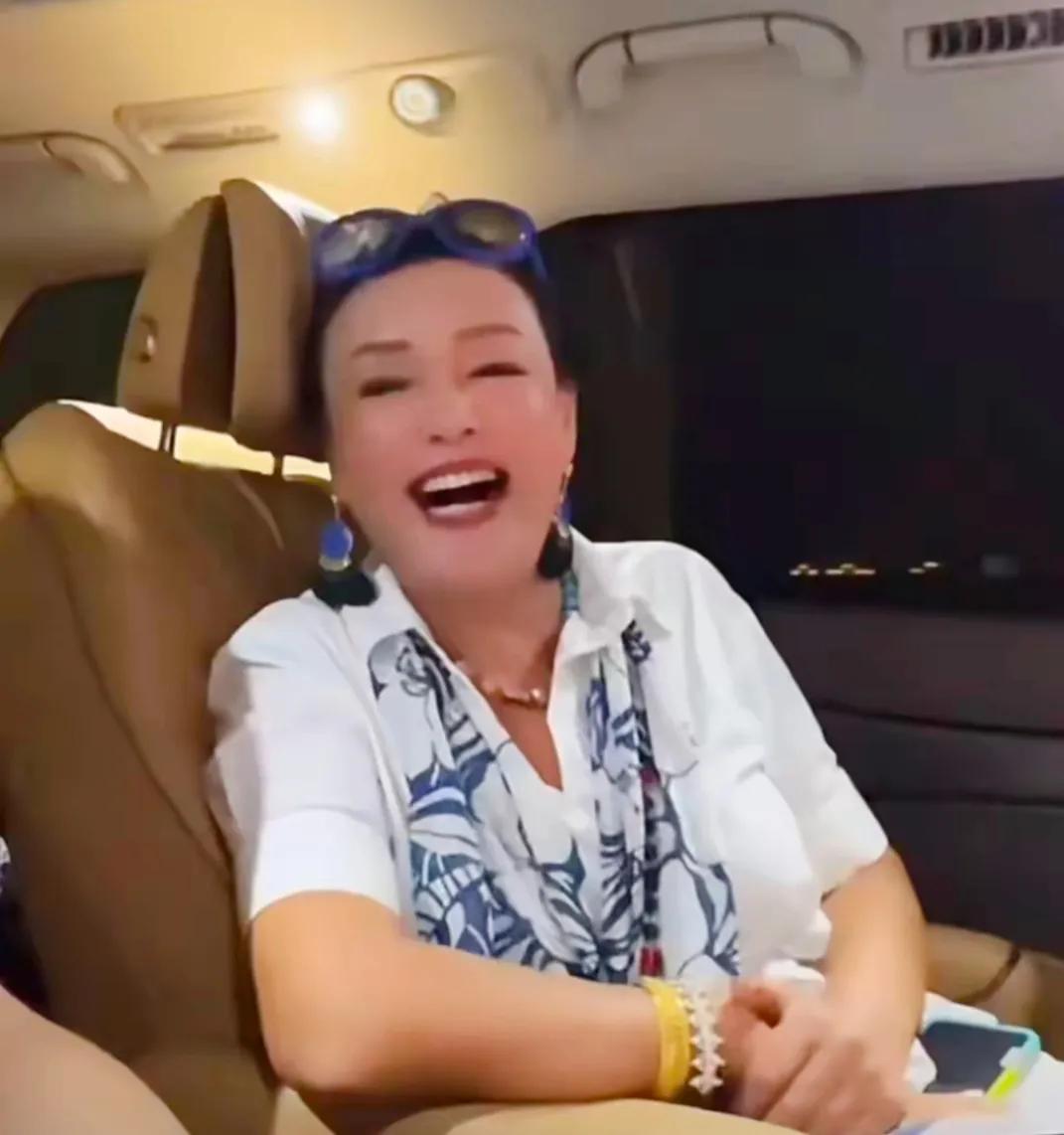 在人生的长河里，兰姐仿佛一夜之间，洞悉了世间百态的微妙与真谛，她轻轻一笑，心中暗