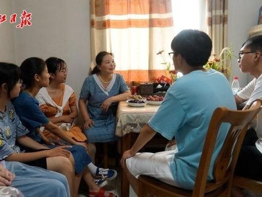湖北武汉黄陂区罗汉寺街道罗汉中学，今年51岁的郑铭在这里当了26年语文老师兼班主