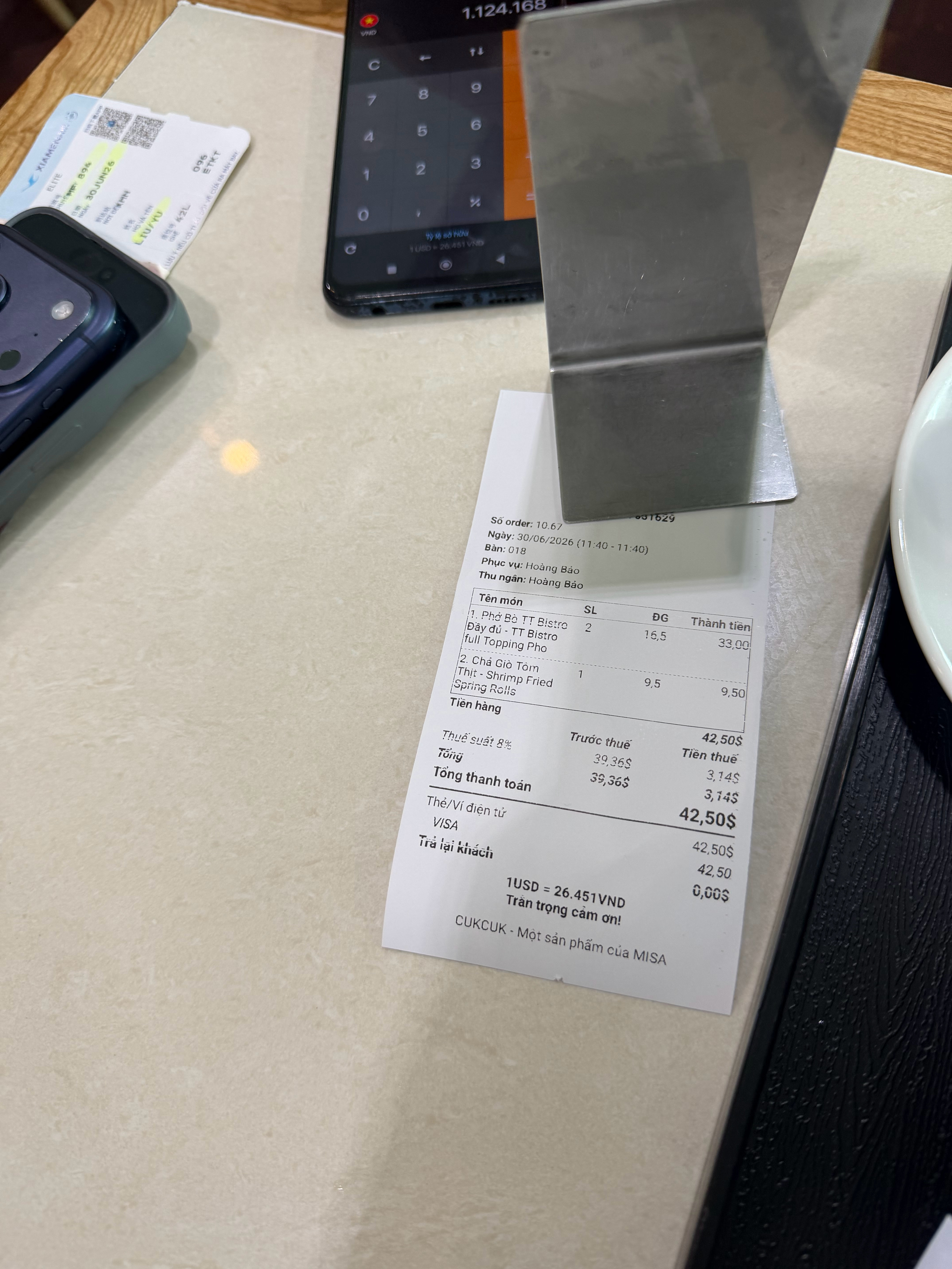 机场吃了两份河粉，一份春卷总共 293 元，不便宜…但是挺好吃的其实整个胡志明消