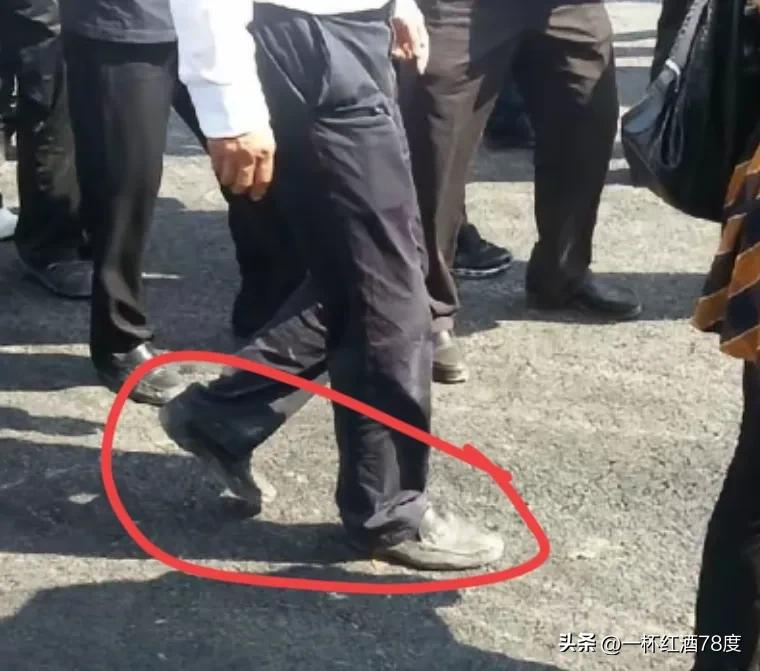 这是一双沾满泥土的皮鞋，在人们的认知里，皮鞋理应乌黑锃亮，毕竟它多用于正式场合。