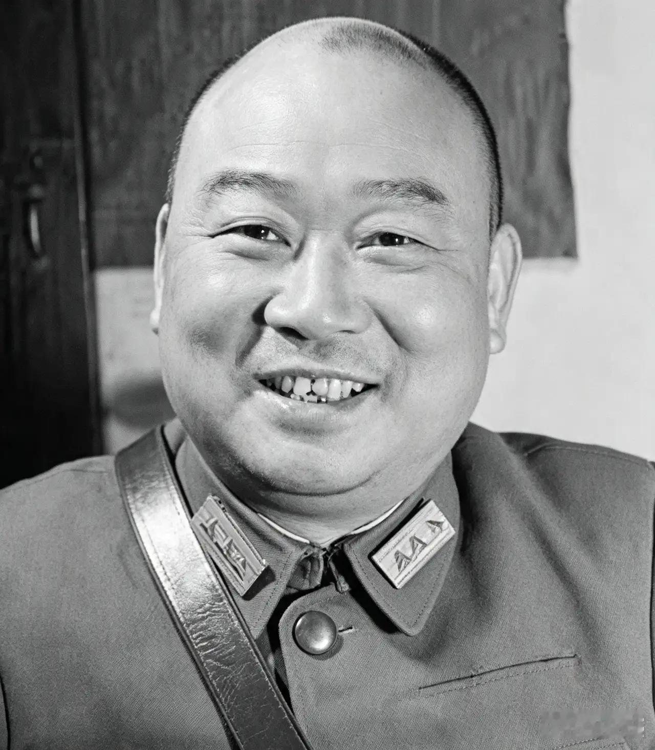 他是蒋介石的死忠、心腹和嫡系，他对蒋介石唯唯诺诺，十分恭敬，从不说一个“不”字，