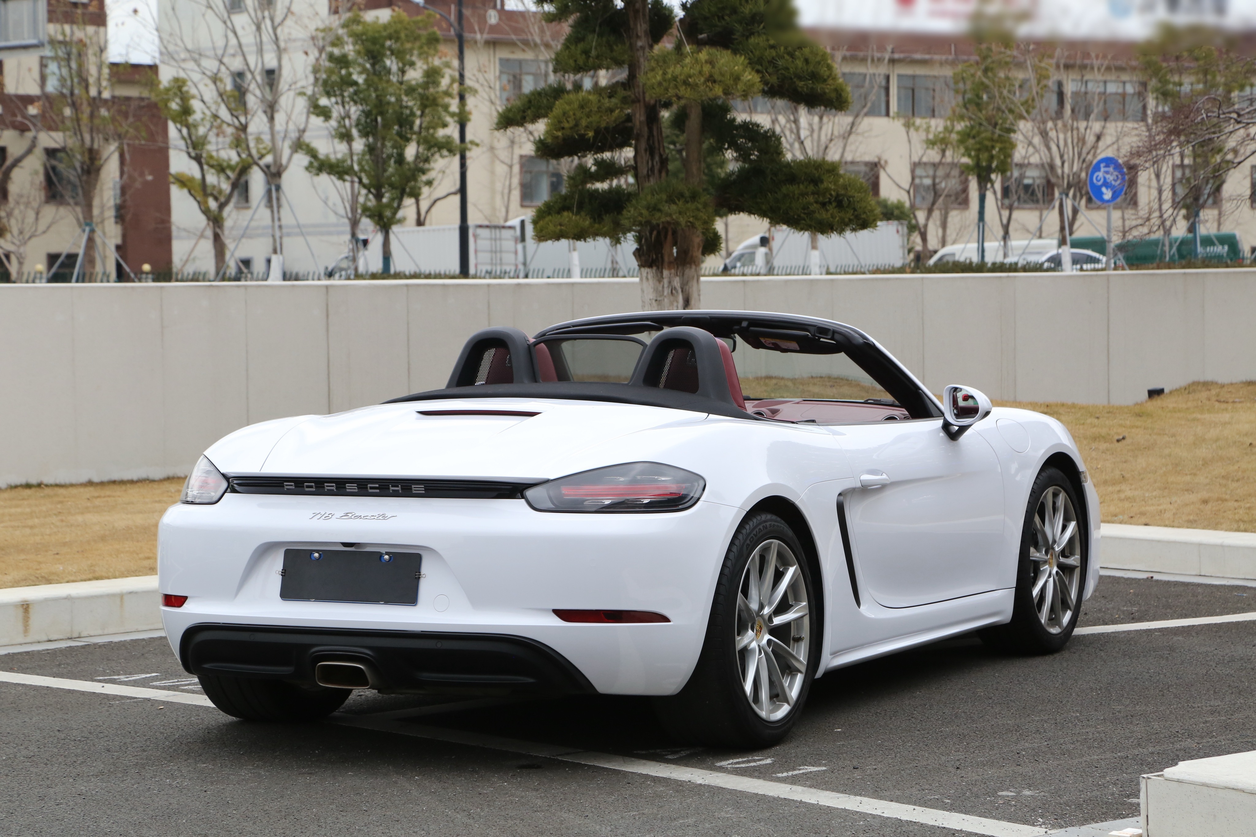 胭脂红贴白色车衣 