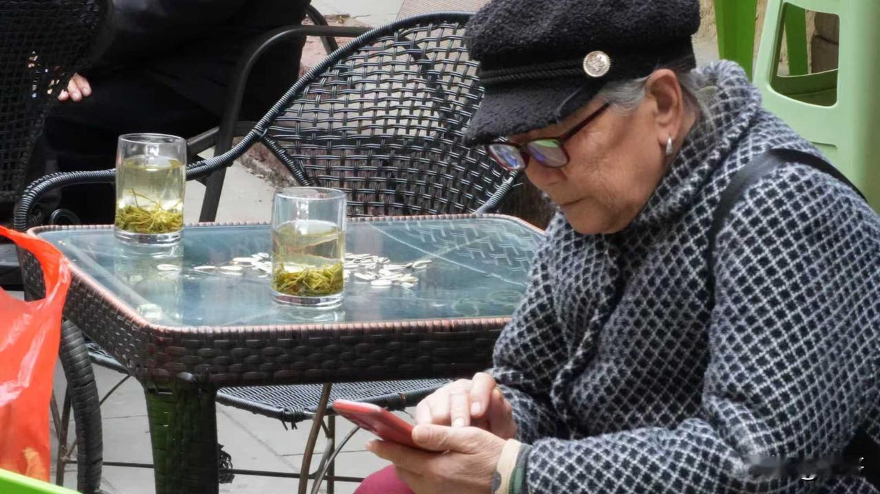 拍摄于四川德阳市中江县一某处坝坝茶园，看看第一张照片，这位老奶奶神情那么悠闲自在