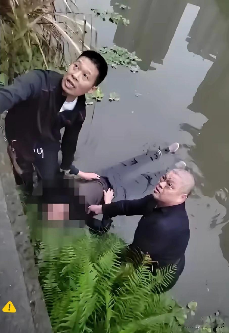警察问小伙：“你眼睁睁的看着有人掉河里了，为什么不救啊？”
小伙说：“我本来是想
