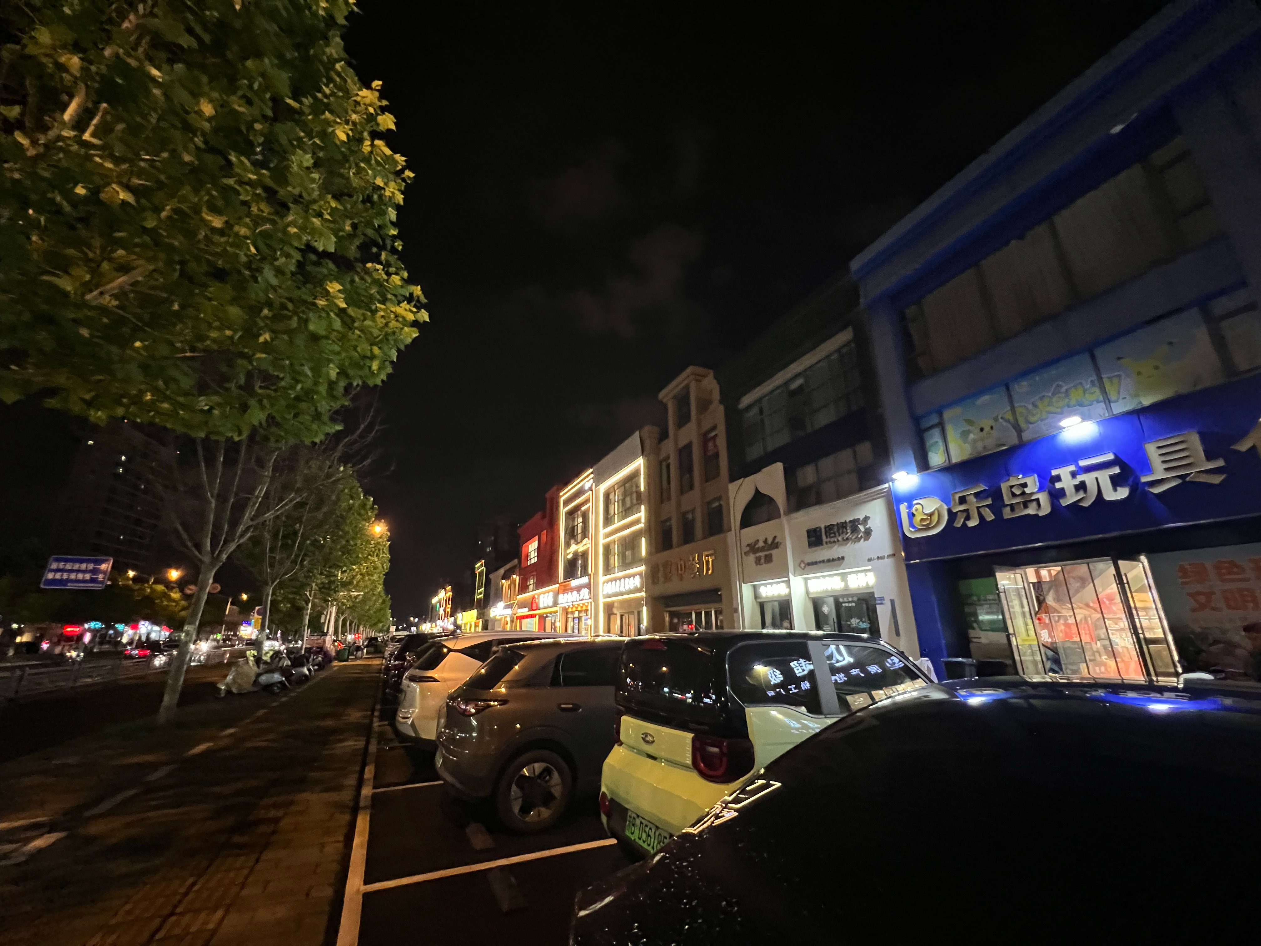今晚与宜兴小城几位文人故旧小酌相聚，席间气氛融洽惬意。酒罢等代驾送我归家，抬眼望