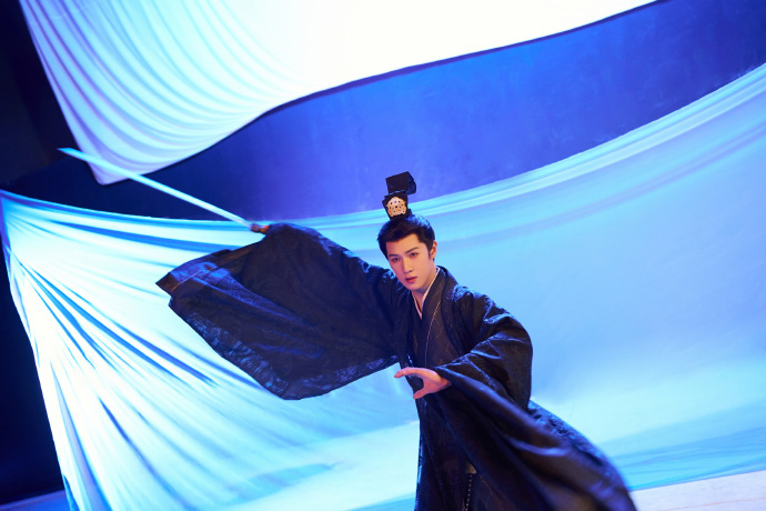 李昀锐新剧归良辰侧拍花絮李昀锐归遇良辰李昀锐新剧《归良辰》侧拍花絮让人倍感惊喜，