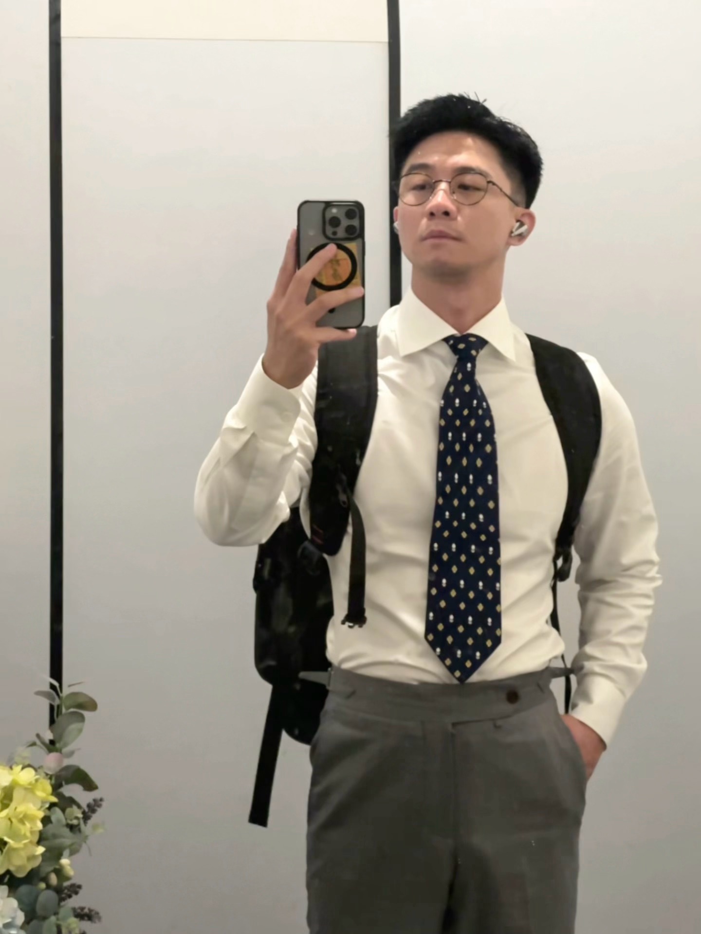 有推荐适合正装出行的双肩包吗？我背着运动包走在街上，感觉所有人都在看着我… 