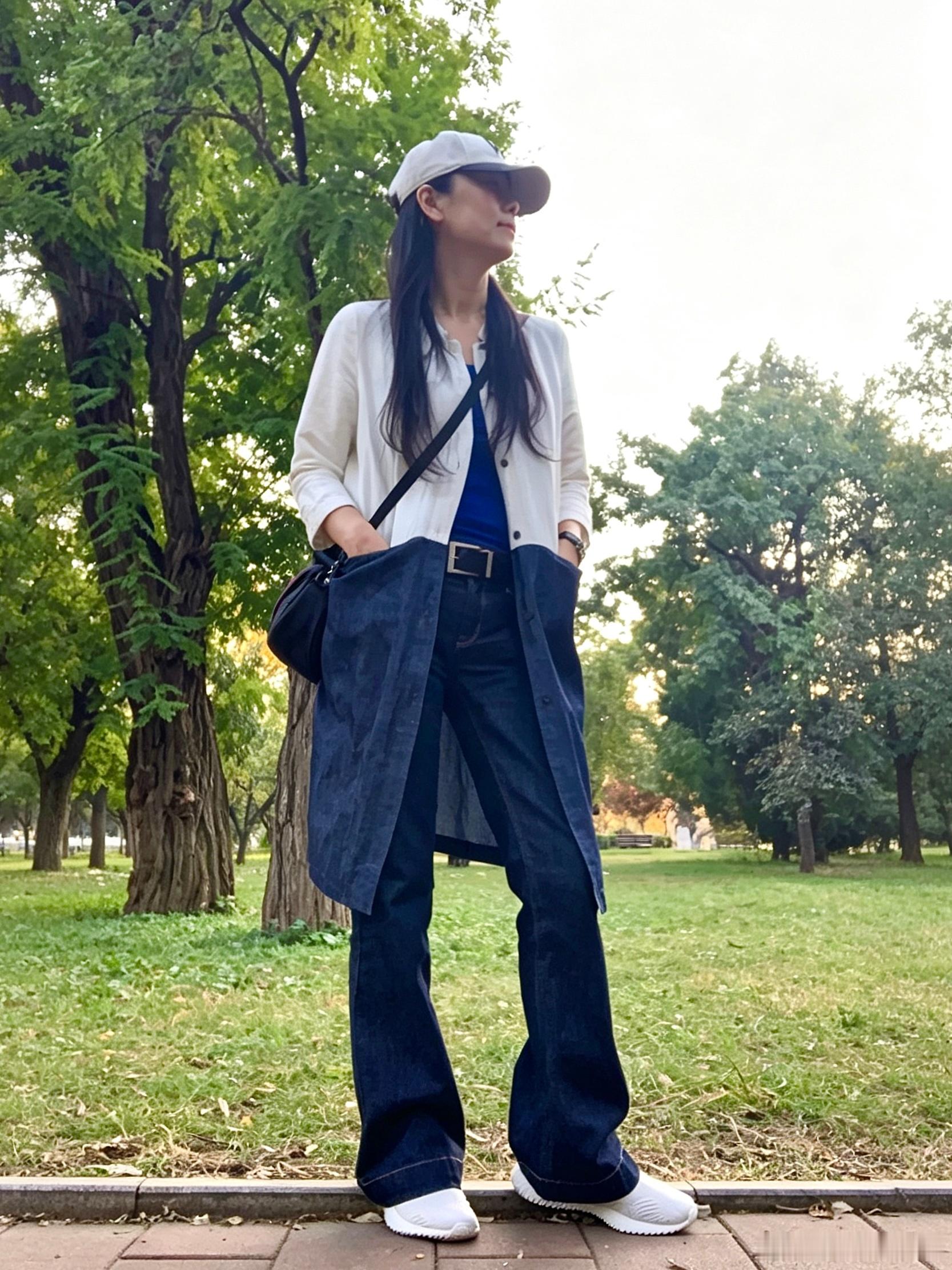 咪话日常[超话]秋天小咪 style 秋光暖阳晴好天气☀️午后友友约了话聊晒太阳