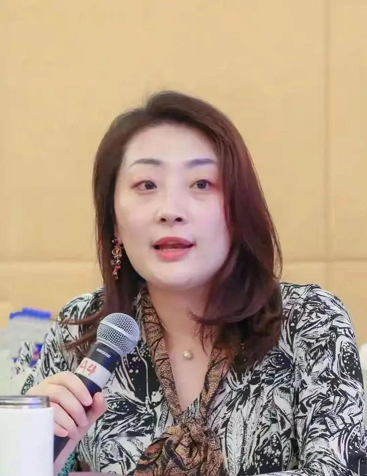 女性企业家，像传承百年的家族企业，一样稀少。
宗馥莉作为话题性人物，虽然有争议，