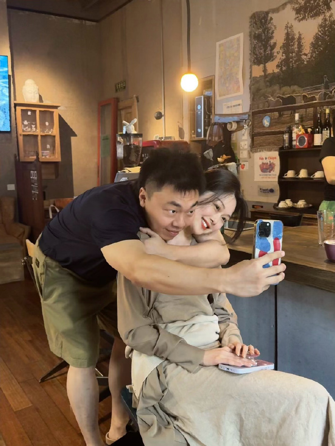 晚晚的眼神是认命了，以前还有点想幻想，觉得自己还有潜在的选择，只是一时没去处，和