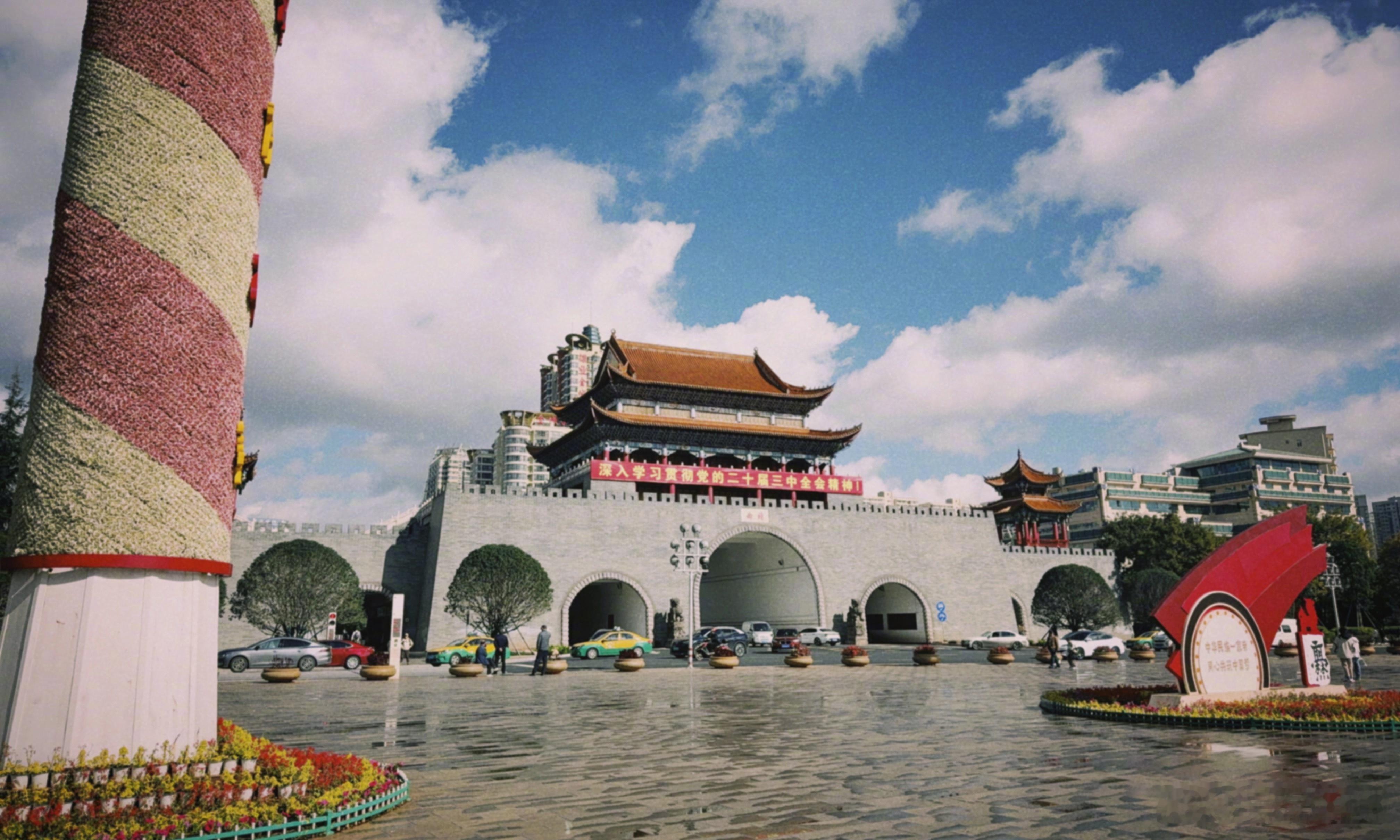 吴磊出门溜达溜达  吴磊出门溜达plog，黑色穿搭低调帅气，天冷注意保暖，好好享