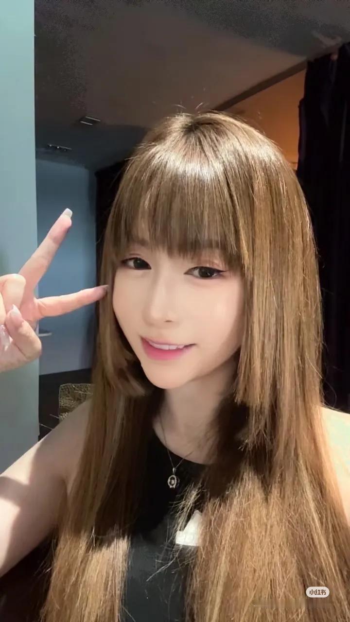 话说新加坡近几年就推出了许多颜值和气质都相当不错的新晋博主，而芯茹就是其中之一。