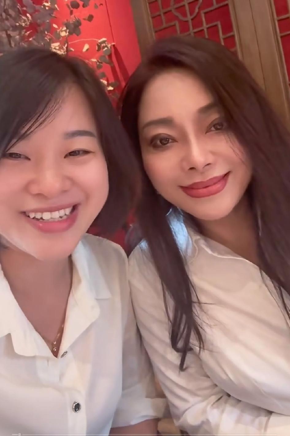 最漂亮的老板娘来重庆了！
阿波罗的老板娘真的很像迈克杰克逊，真的好像啊，特别是嘴