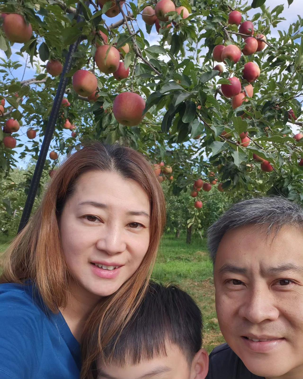 她以前在香港TVB拍过很多部电视剧，印象最深刻就是在电视剧《皆大欢喜》中饰演红棉