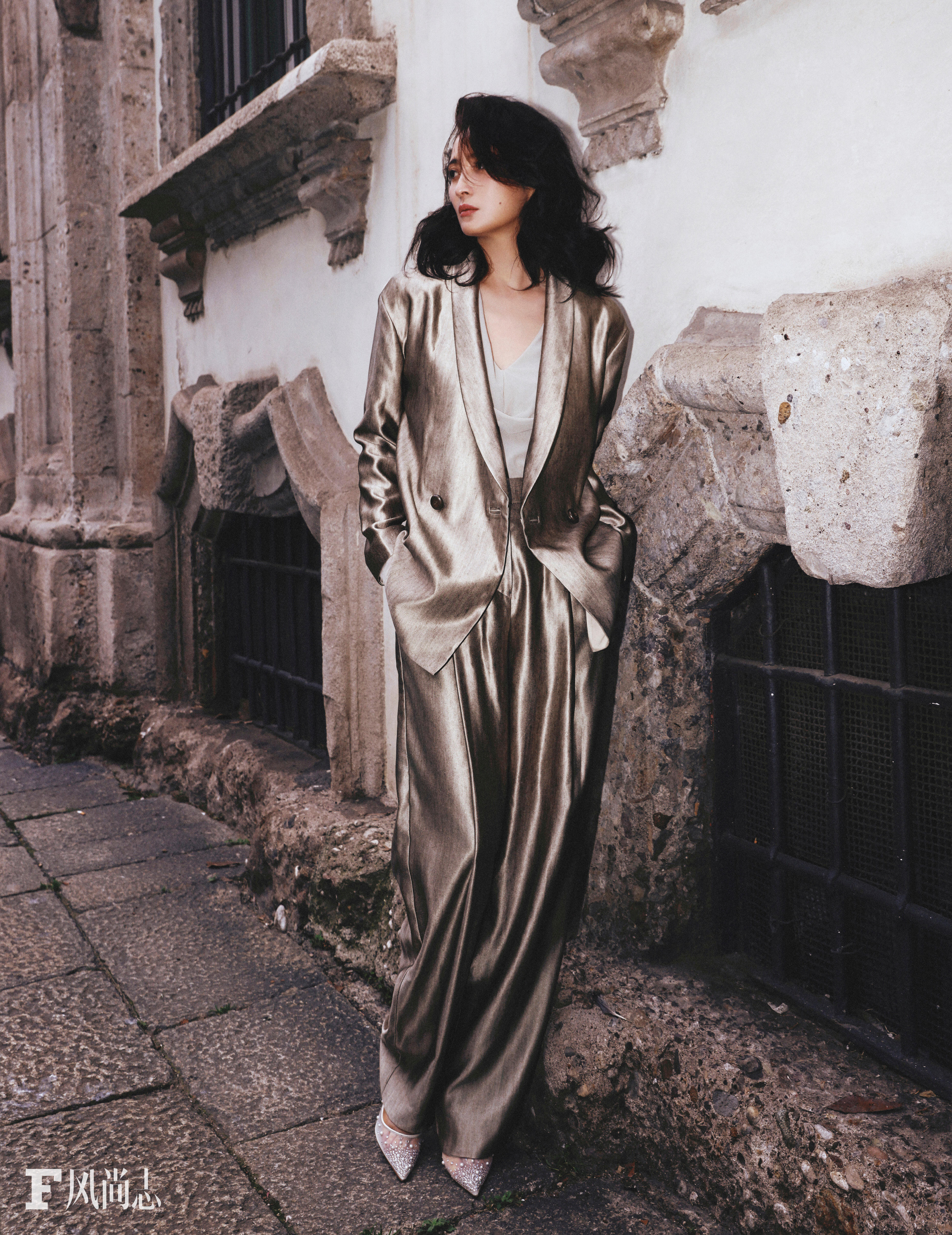 蒋勤勤 × F风尚志、时装周 这组时尚大片好鲨我，蓝色衬衣搭配黑西服好有故事感，