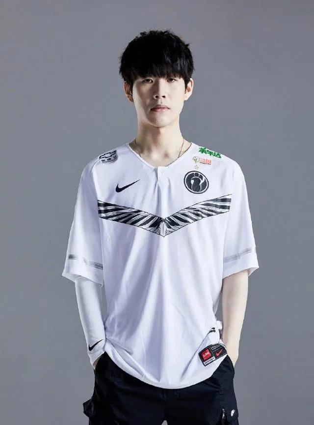 TheShy的跌落神坛，本质上是从S9 MSI开始的，Zeus只是彻底将其“入土