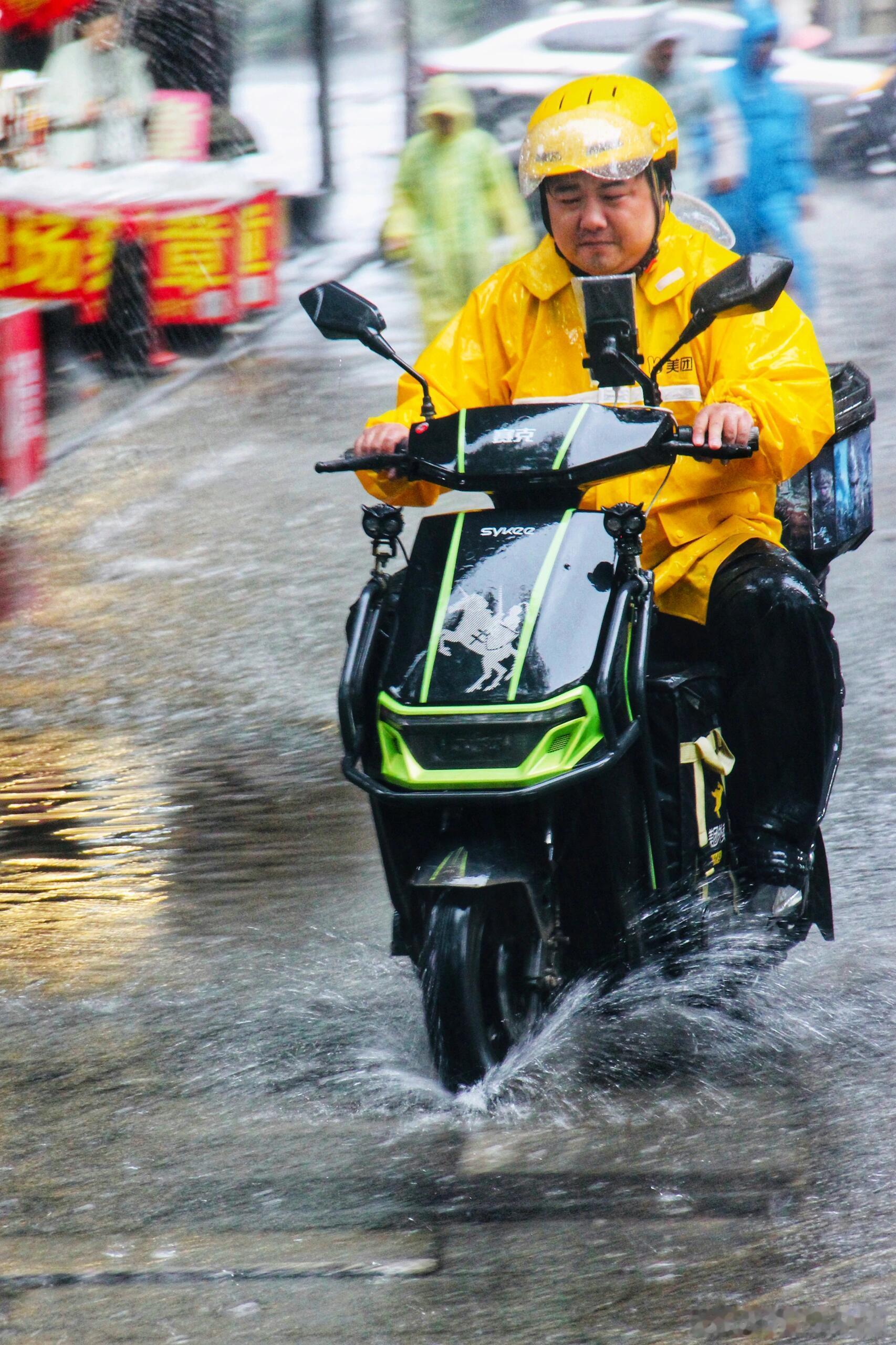 天雨路滑☔️各种颜色雨衣小哥穿梭都市 