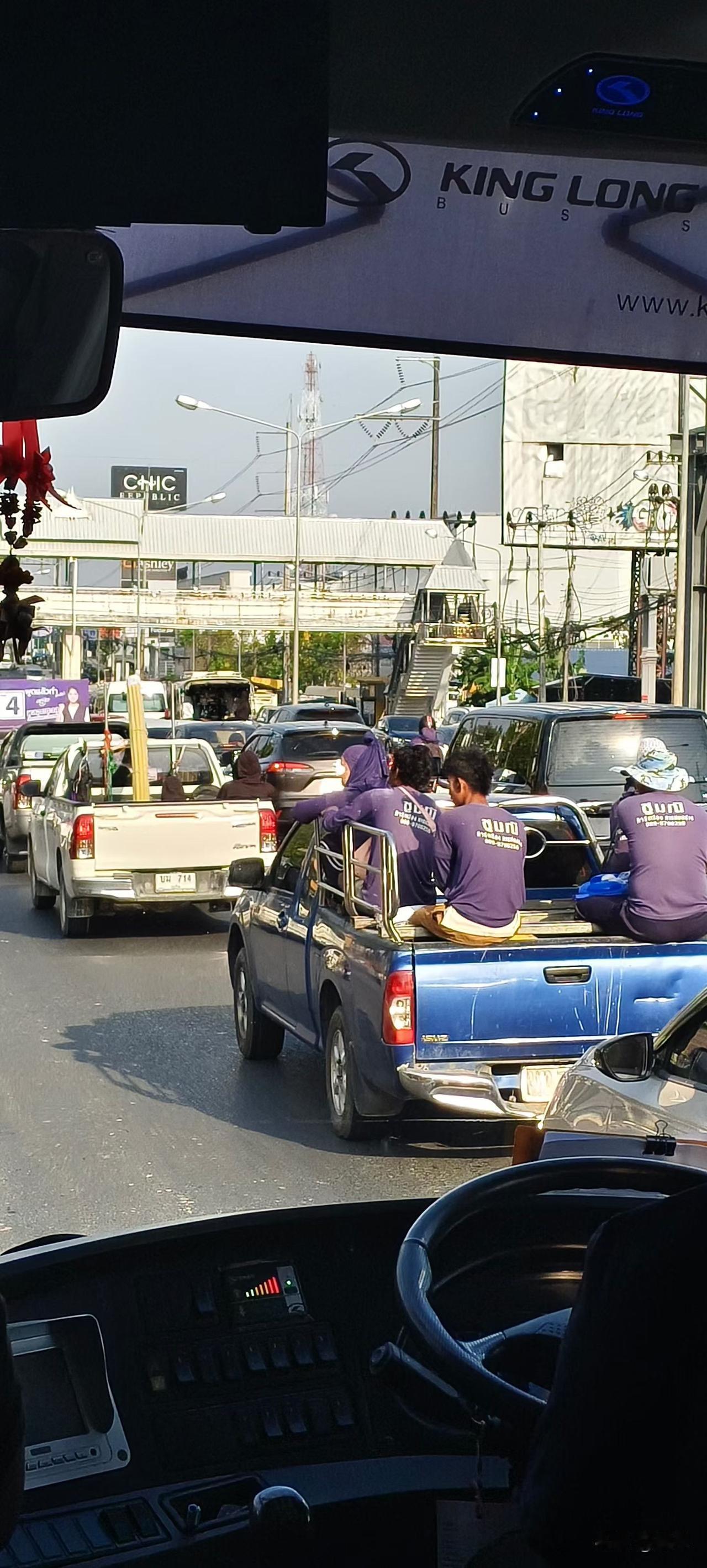 堂妹单位组织团建，去了泰国才知道，街头随处可见缅甸、柬埔寨劳工，听导游讲解他们的