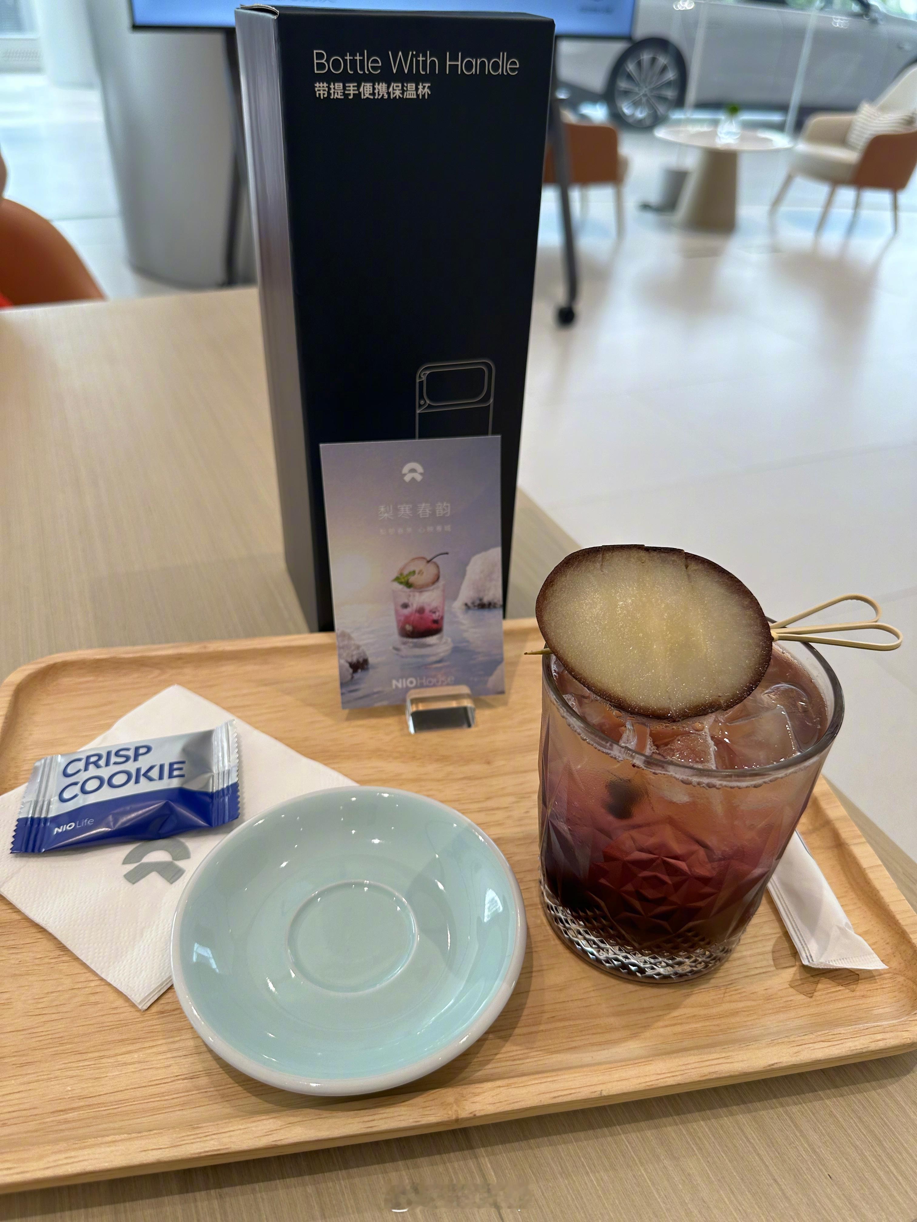 你知道蔚来长春的特饮是什么嘛？ 寒梨春韵，里面有一半冻梨，哈哈哈，相当有东北特色