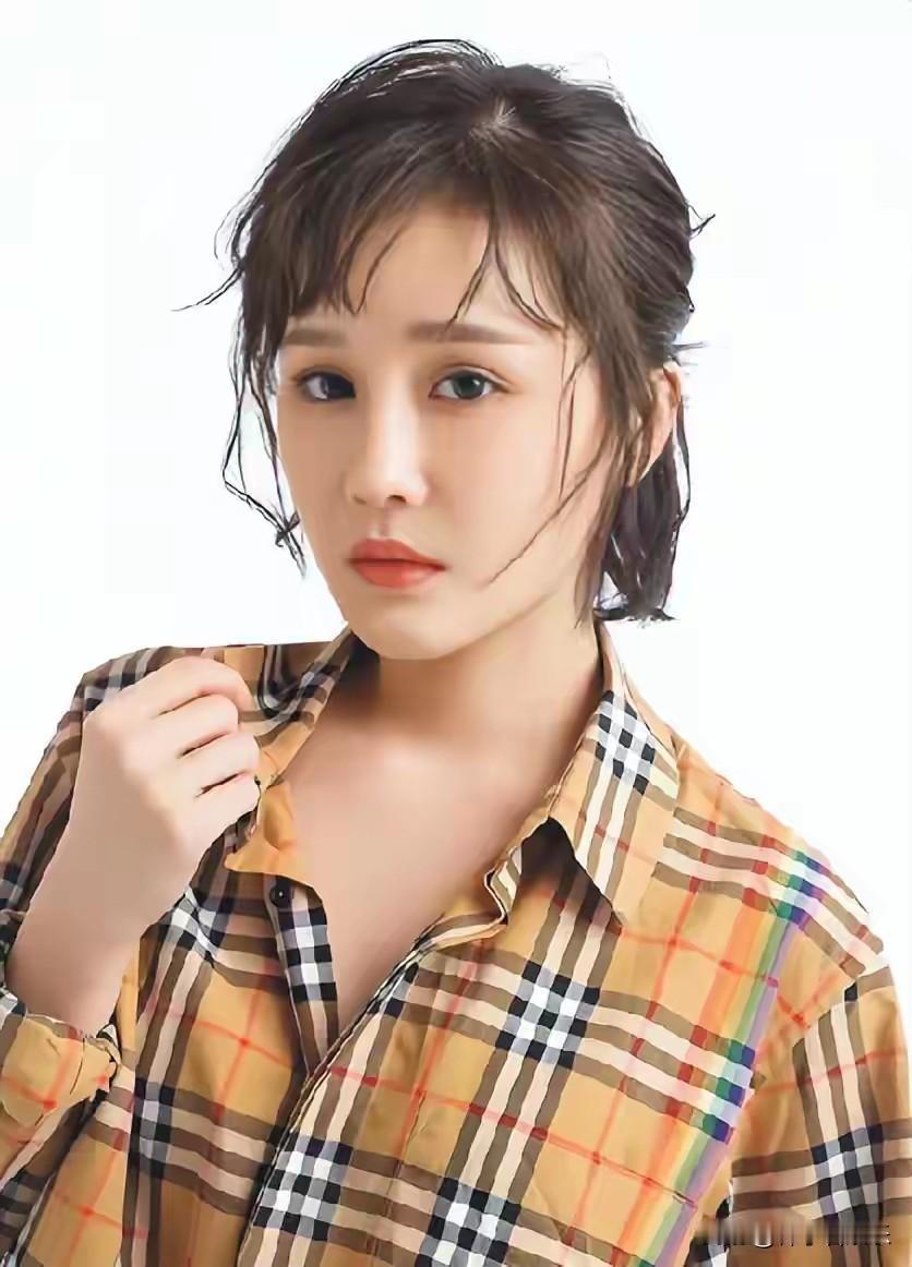 赵本山女儿球球在近期的一次深度访谈中，首次较为详细地分享了与同父异母姐姐的相处点