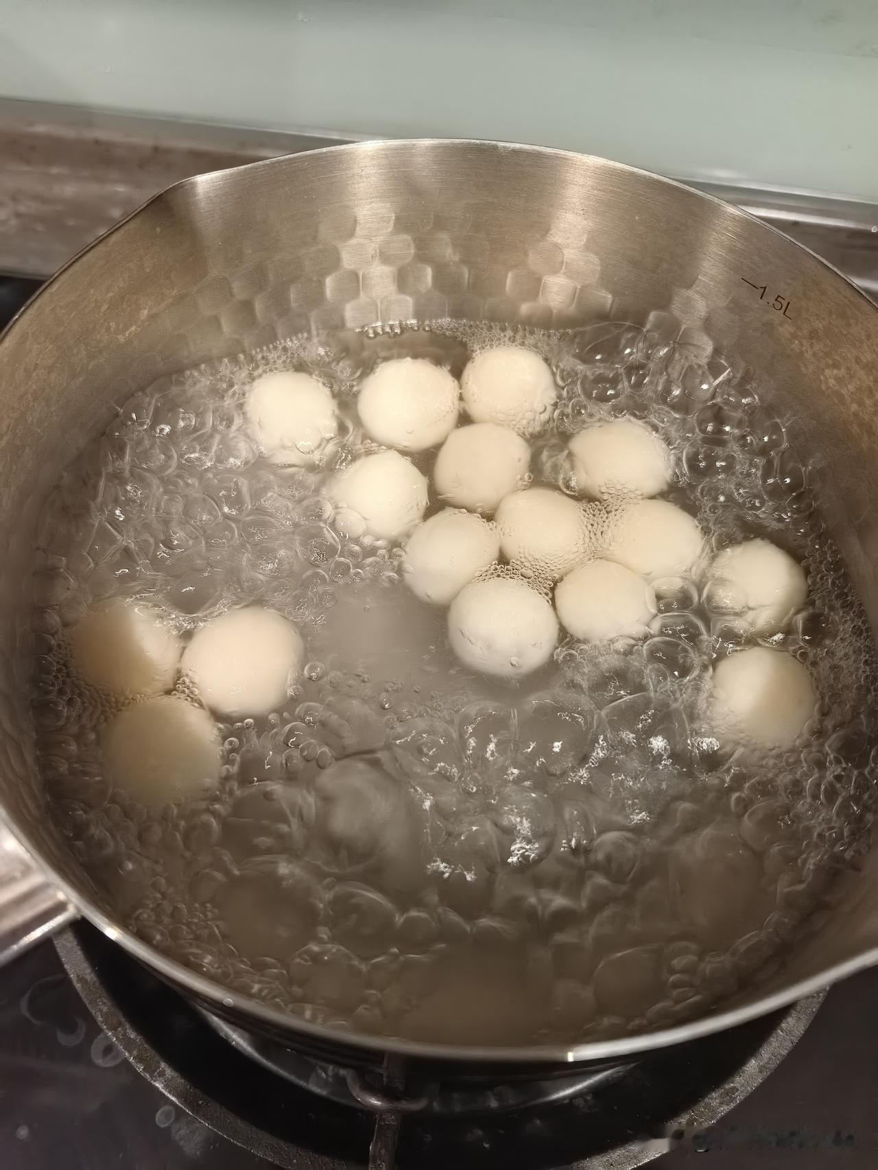 宝宝今天7点11分醒的，9点半左右入睡，我们房间开了空调，宝宝睡得不错。问他小圆