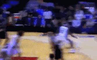 这无疑是詹姆斯实战里难度最高的扣篮。令人感叹的是，这一扣篮发生在比赛的第四节。不