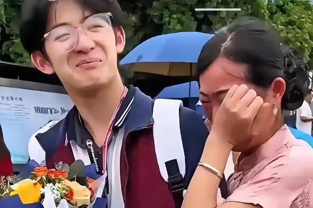 泪目。1米85少年，716分，如愿拿到了清华通知书。可这张录取通知书背后，没有父