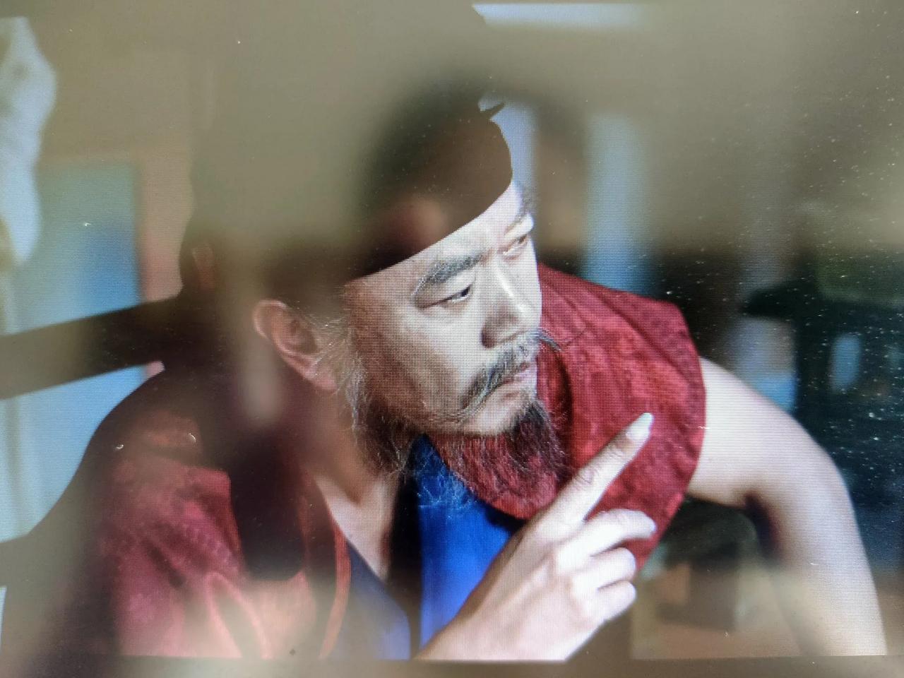 在看《长安的荔枝》，何刺史一个大老爷们，怎么留这么长指甲啊？