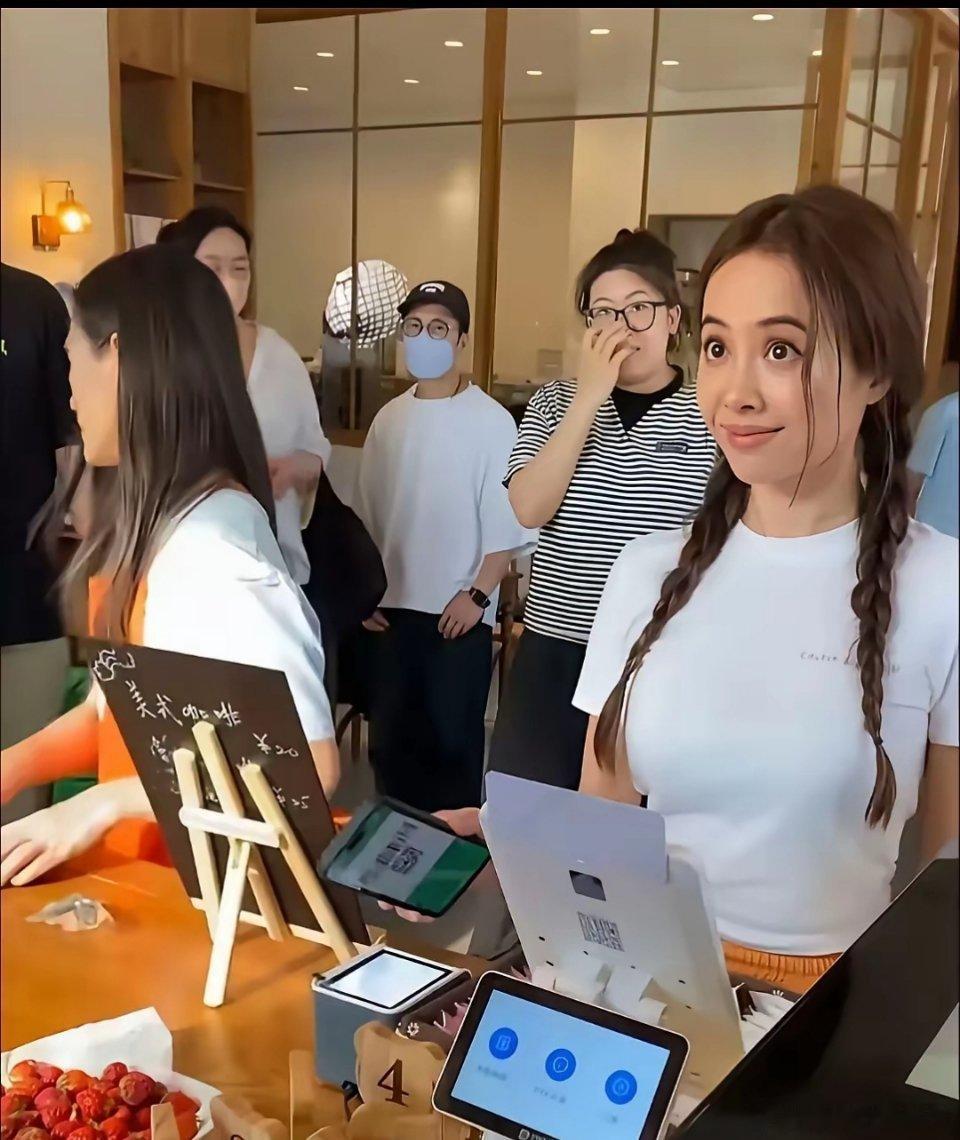 蔡依林  医美里做的比较成功的一位了40几岁的人了居然一点也不显老 ​​​