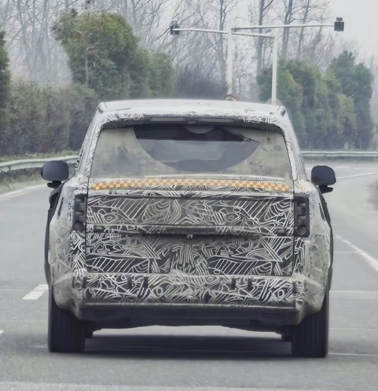 小米YU9伪装实车曝光 好家伙小米的9系大suv、有点像揽胜啊！这屁股真好看、去