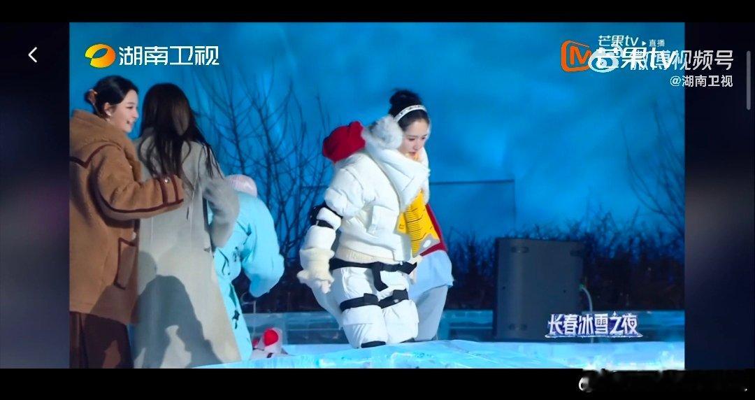 李莎旻子谢娜两个奶奶走冰路长春冰雪之夜直播长春冰雪之夜 《长春冰雪之夜》玩游戏接