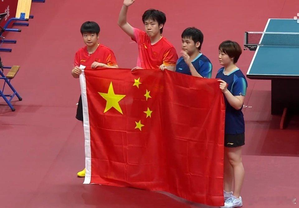 真好！金牌银牌都是中国的🇨🇳 ​[赞]乒乓球混双决赛林诗栋蒯曼金牌热聊亚运会