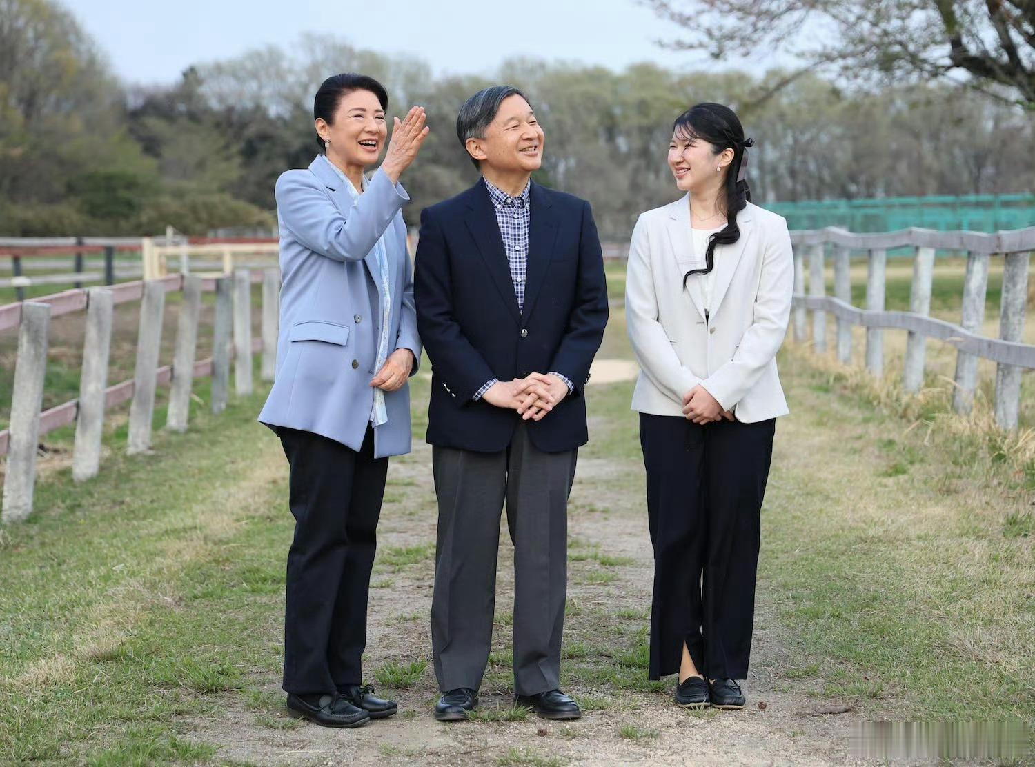 日本修法规定，皇族养子有继承权，女性婚后可保留皇籍。 