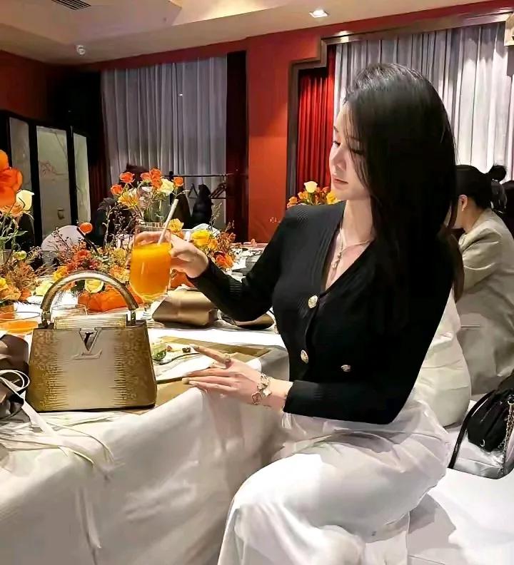 一人餐厅等情郎，

春节订餐要商量。

等待男友付大洋，

………请续尾句。

