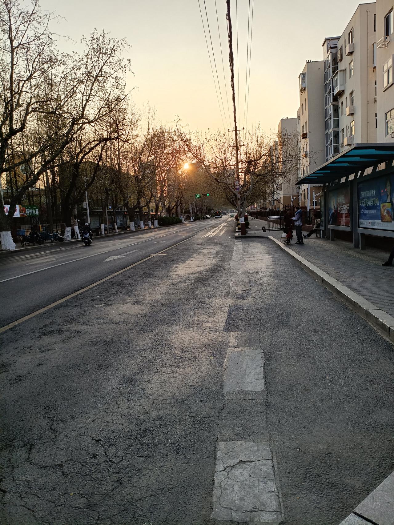 早上五点醒了就睡不着，看了一会手机，五点半干脆起床。
六点走出家门，朝阳已经升起